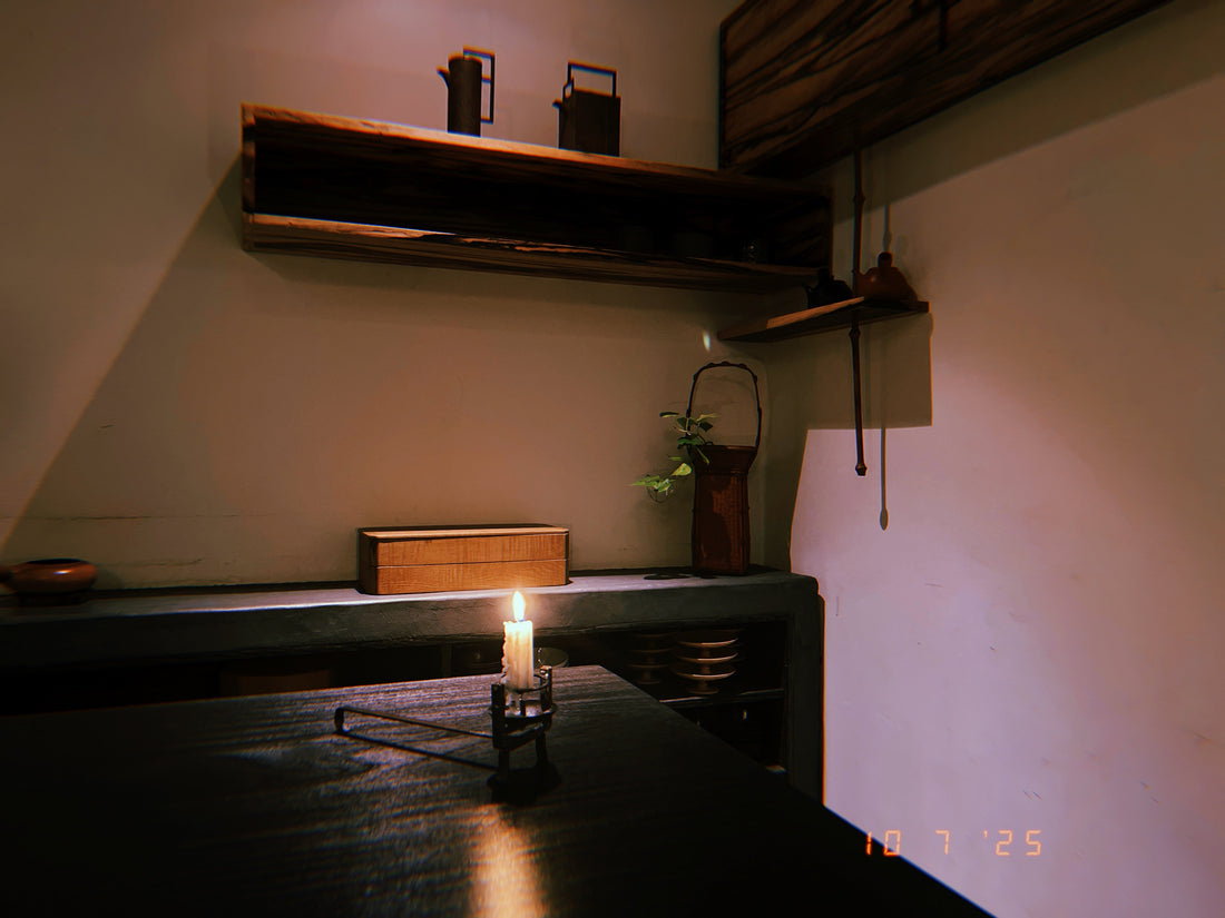 A minimalist Japanese tea table at Ogata Paris, with matcha and wagashi arranged in quiet symmetry.